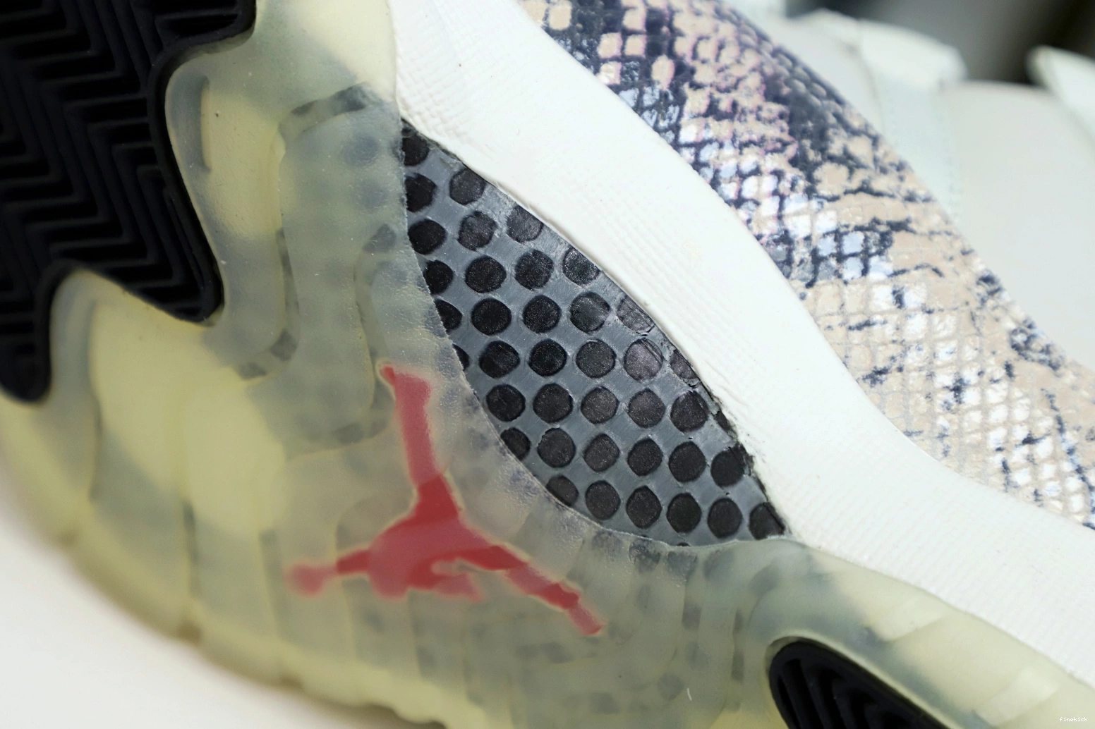 LOW AIR 11 LIGHT BONE SNAKESKIN JORDAN 0925